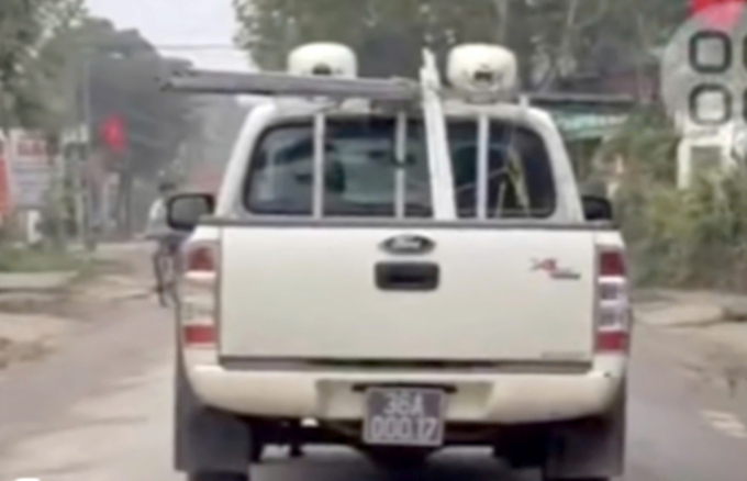 Chiếc xe bán tải chở hàng cồng kềnh trên nóc cabin, gây nguy hiểm cho người tham gia giao thông. Ảnh cắt từ clip