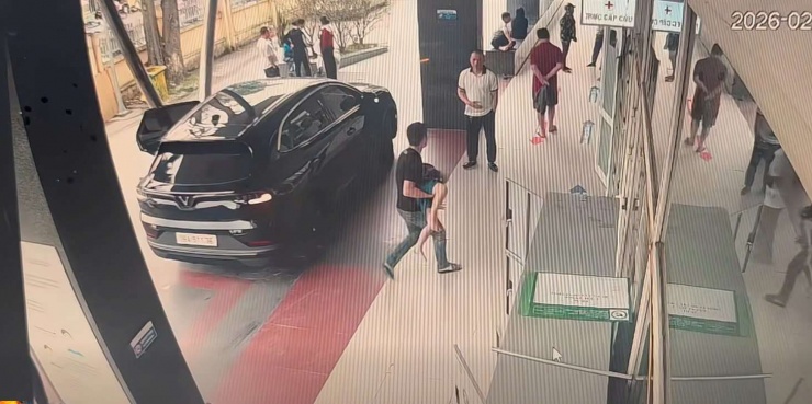 Tài xế vượt đèn đỏ đưa bé trai hóc dị vật đi cấp cứu, bà nội kể 
