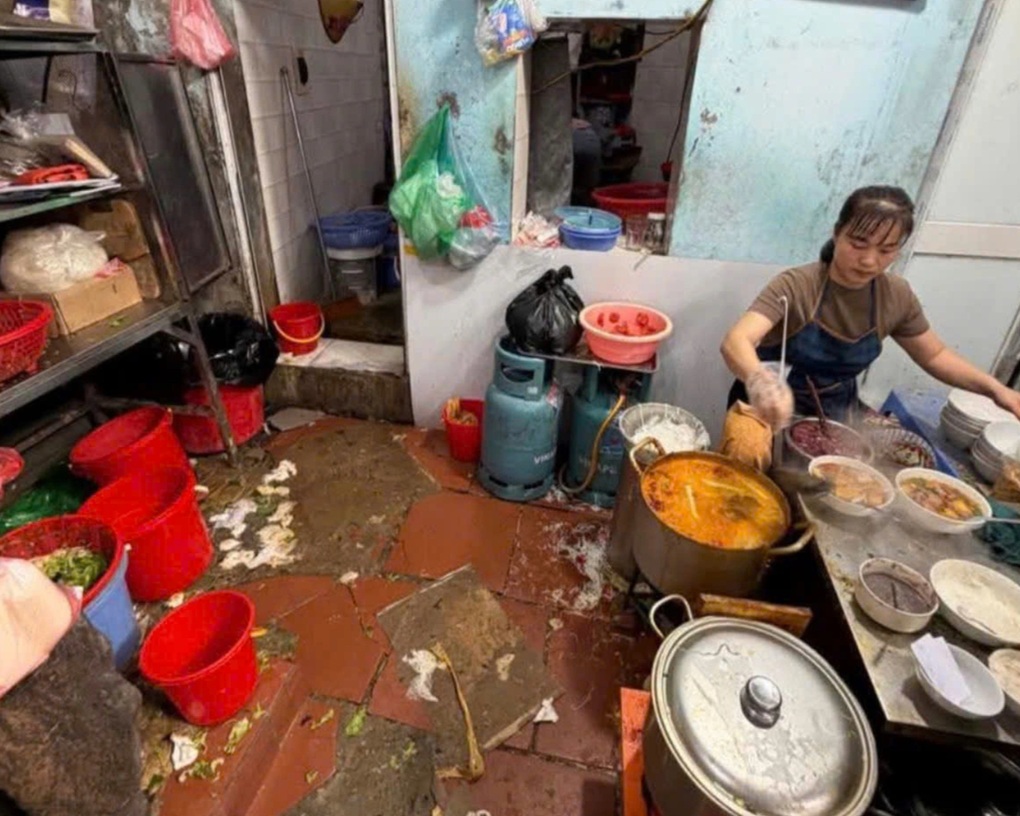 Tạm đóng cửa quán bún ở Hà Nội sau khi khách nước ngoài chê mất vệ sinh - 1