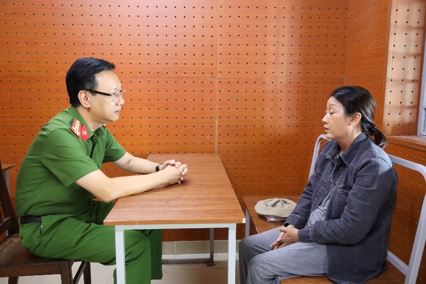 Tạm giữ hình sự 5 nghi phạm giật dây chuyền ở Tân Huê Viên- Ảnh 1. Tạm giữ hình sự 5 nghi phạm giật dây chuyền ở Tân Huê Viên- Ảnh 1.