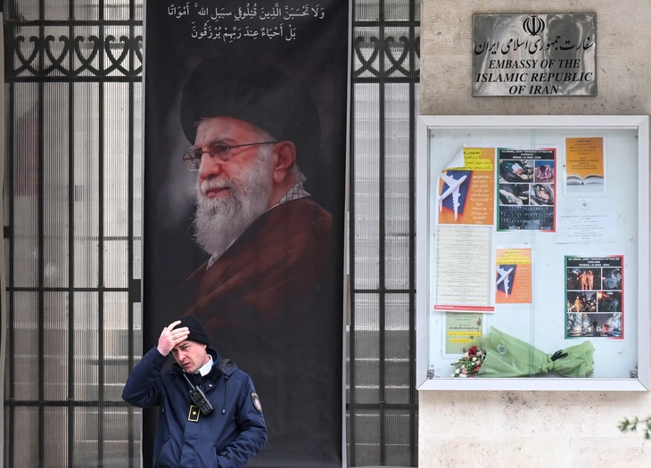 Tân lãnh tụ tối cao ở Iran được chọn thế nào và nắm quyền lực ra sao? 1 Tân lãnh tụ tối cao ở Iran được chọn thế nào và nắm quyền lực ra sao? - Ảnh 1.