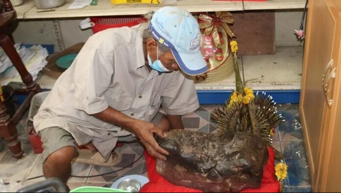 Tảng đá hình con ếch trong cửa hàng bỗng xuất hiện vệt vàng lạ sau Tết, người dân kéo đến xem kín nhà- Ảnh 1.