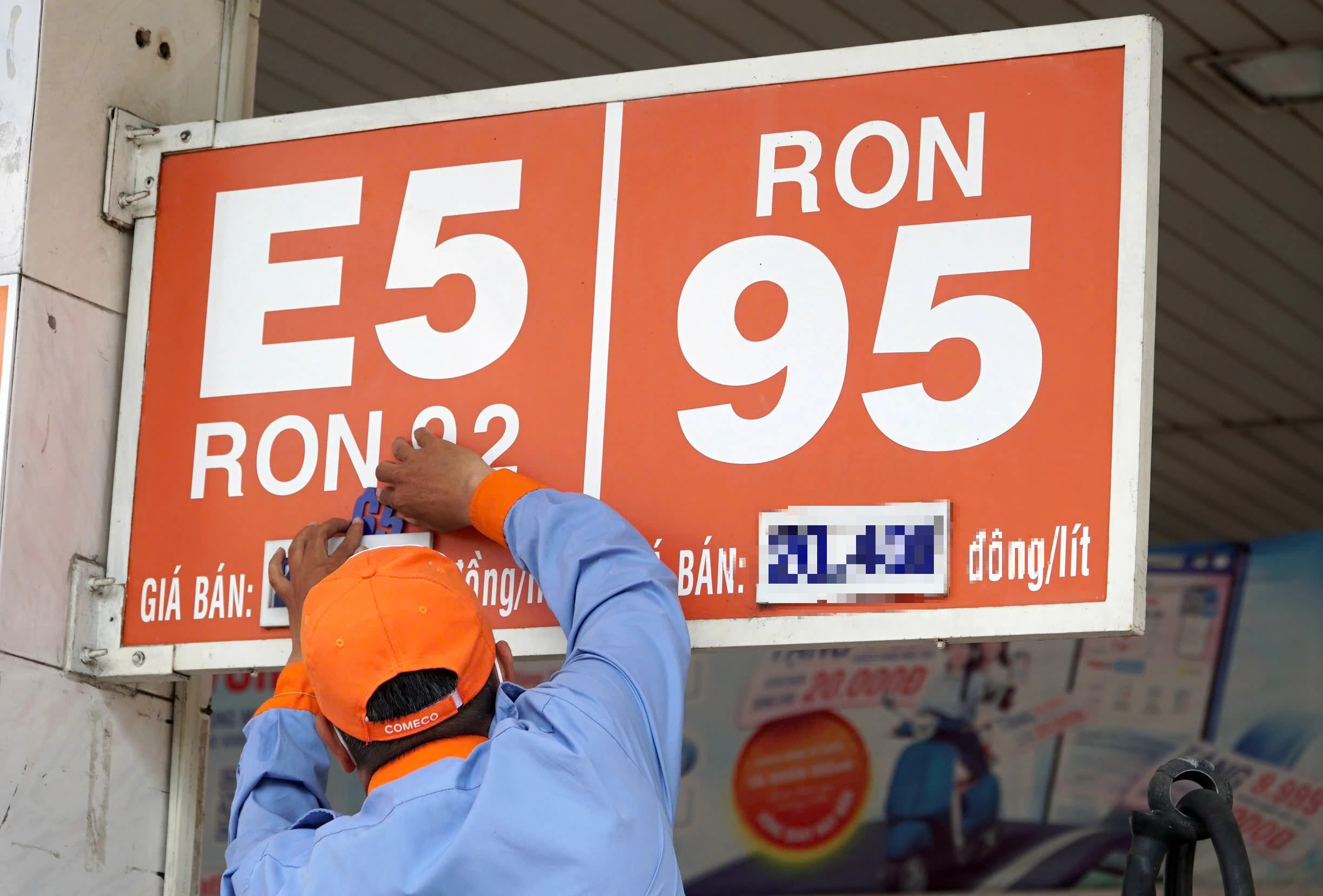 Giá xăng dầu hôm nay 4.3.2026: Tăng gần 5%, xăng trong nước có thể tăng 2.000 đồng/lít - Ảnh 1.