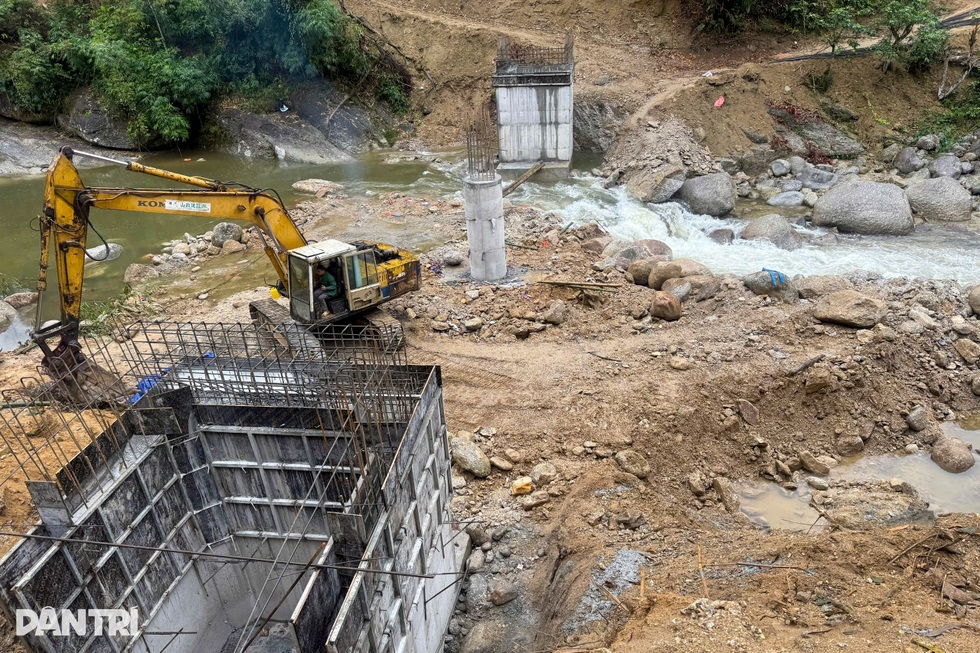 Tăng tốc, phấn đấu hoàn thành cầu Dân trí thôn Thác Hùng trước mùa mưa - 1