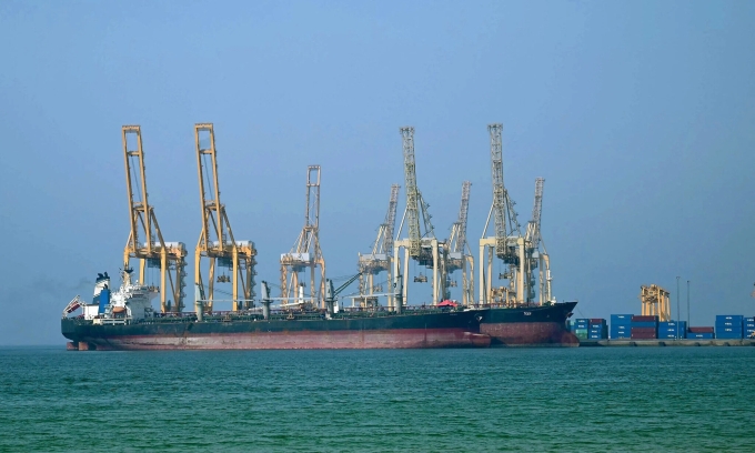 Tàu chở dầu tại cảng Khor Fakkan của UAE, nằm dọc theo Eo biển Hormuz, hồi tháng 6/2025. Ảnh: AFP