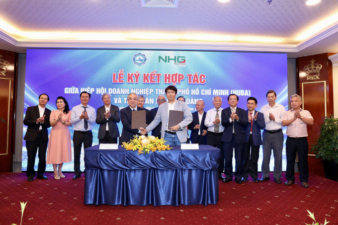 Hiệp hội doanh nghiệp TP HCM (HUBA) ký kết hợp tác với Hội trọng tài thương mại TP HCM sáng 21/3. Ảnh: Hoàng Chương