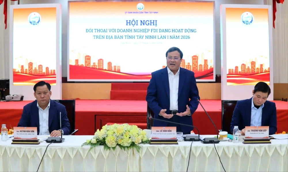 Ông Lê Văn Hẳn, Chủ tịch UBND tỉnh chủ trì buổi đối thoại. Ảnh: HUỲNH DU Tây Ninh.jpg