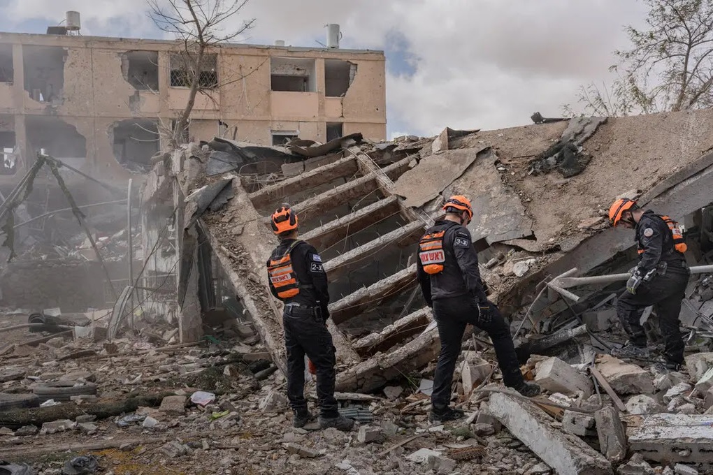 Tên lửa Iran xuyên thủng hệ thống phòng thủ nổi tiếng của Israel - 1