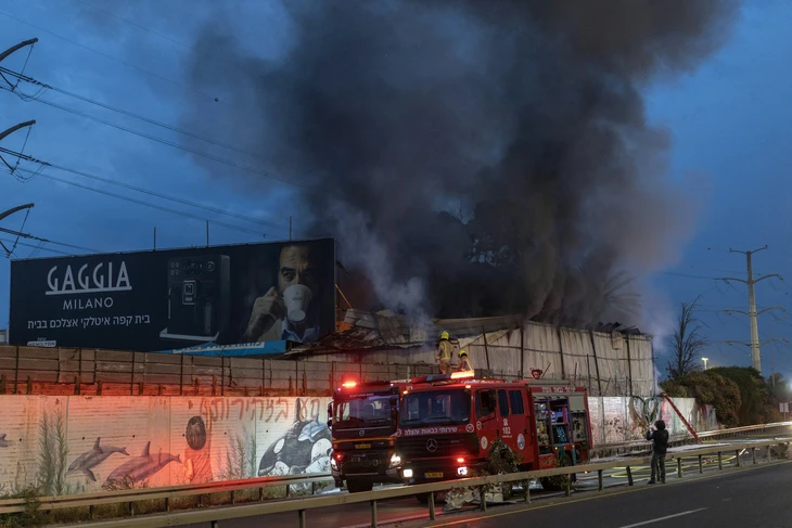 Tên lửa dồn dập ở Vùng Vịnh, Mỹ tung dầu dự trữ hạ nhiệt thị trường - Ảnh 1. Iran - Ảnh 2.