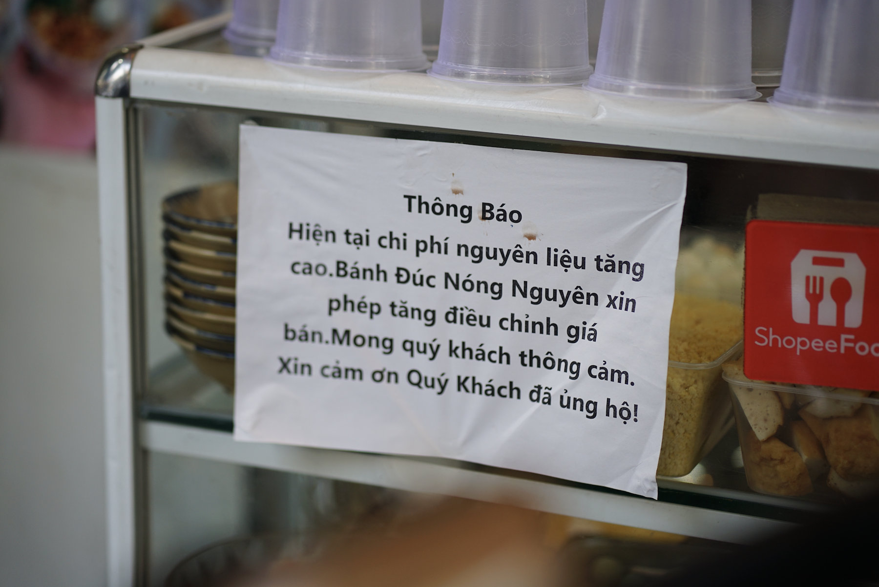 Sau 3 năm giữ giá, quán quen dán bảng tăng 2.000: 