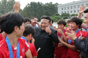 Ông Kim Jong-un chào đón đội nữ Triều Tiên trở về