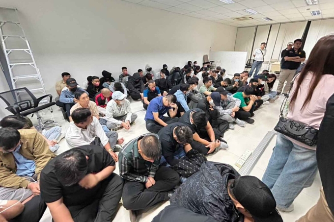 Cảnh sát Thái Lan khám xét văn phòng điều hành đường dây đánh bạc, cá độ của người Việt tại Bangkok, ngày 4/3. Ảnh: Machiton