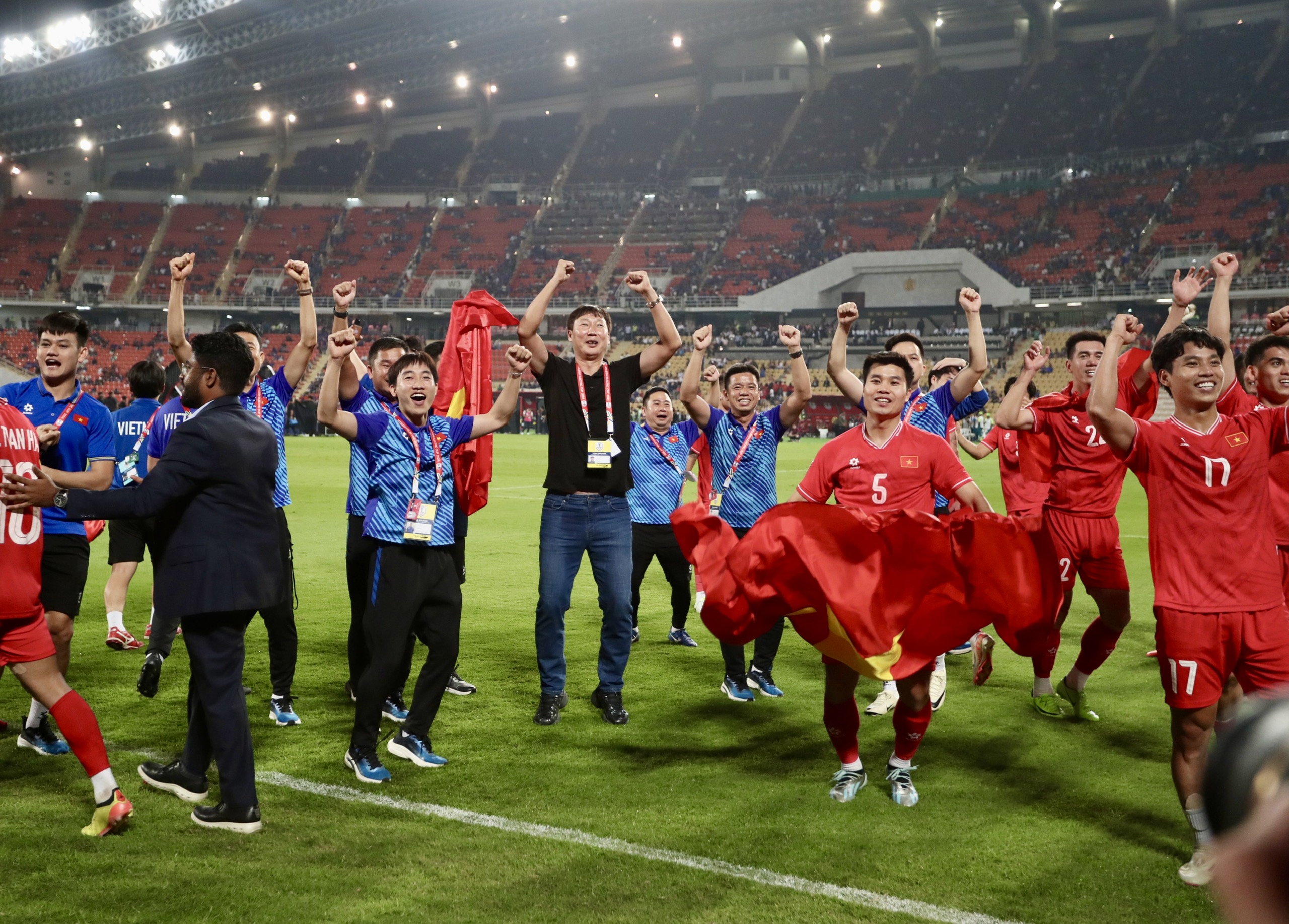 Thái Lan bỗng lo mất vé Asian Cup 2027 khi đội tuyển Việt Nam và Indonesia đã giành được suất- Ảnh 2.