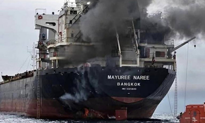 Tàu Mayuree Naree bốc cháy sau khi bị tấn công trên Eo biển Hormuz ngày 11/3. Ảnh: Precious Shipping