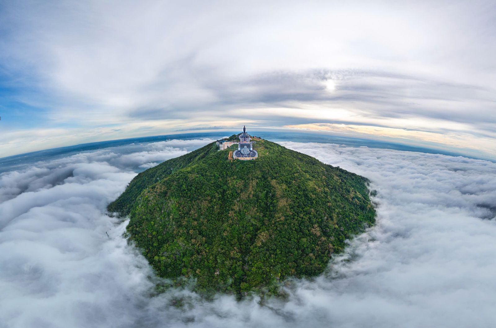 Tháng 3, giới trẻ đổ về núi Bà Đen “săn” ảnh hoa vông nem đỏ rực - Ảnh 1.