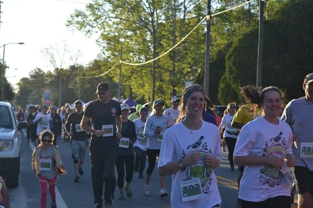 Thành phố nhỏ ở Mỹ hút khách nhờ lễ hội “gọi giun” kỳ lạ - 1