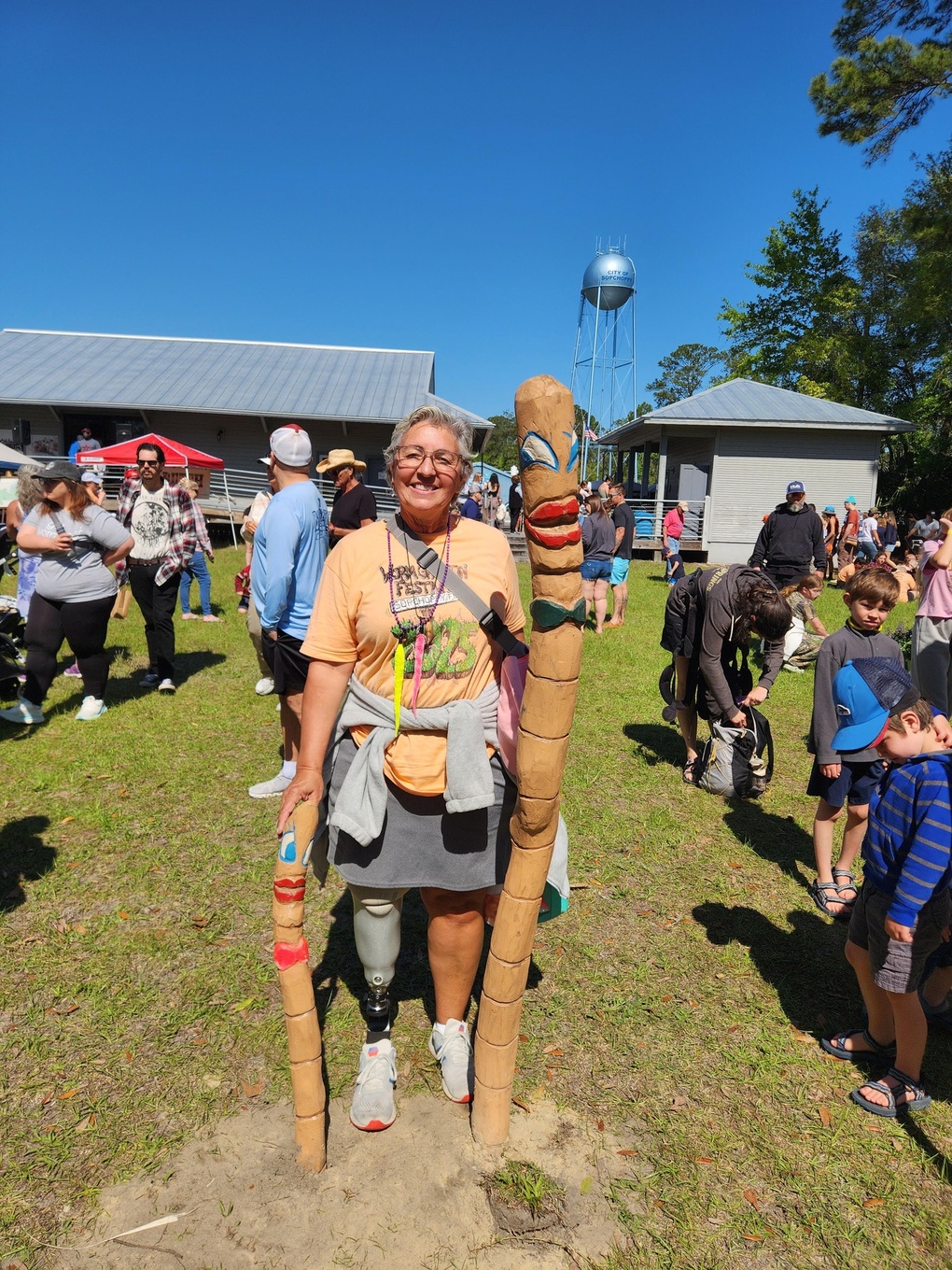 Thành phố nhỏ ở Mỹ hút khách nhờ lễ hội “gọi giun” kỳ lạ - 2