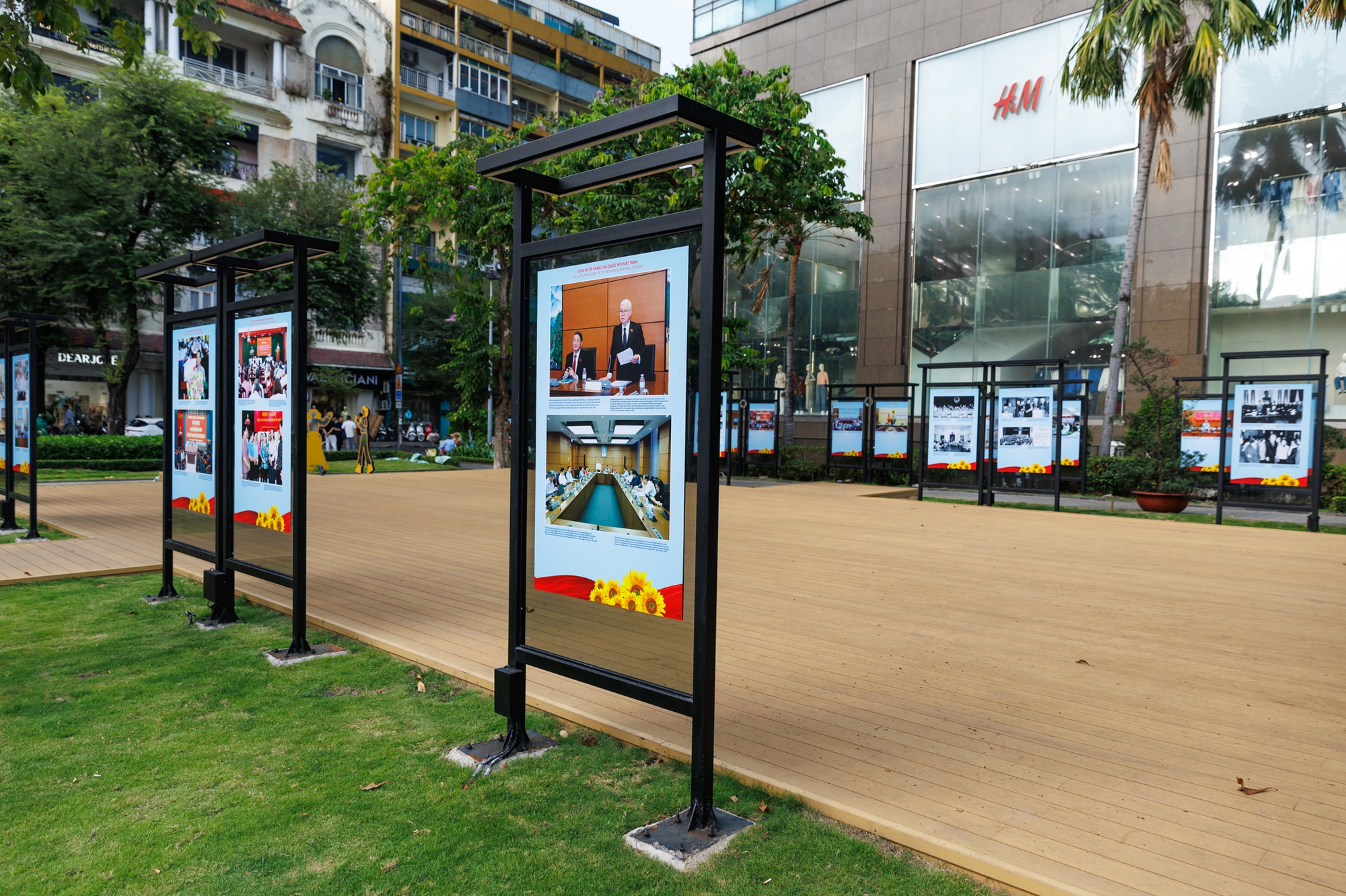 Thành phố rực đỏ cờ hoa, không khí Ngày hội bầu cử đang đến rất gần!- Ảnh 20.