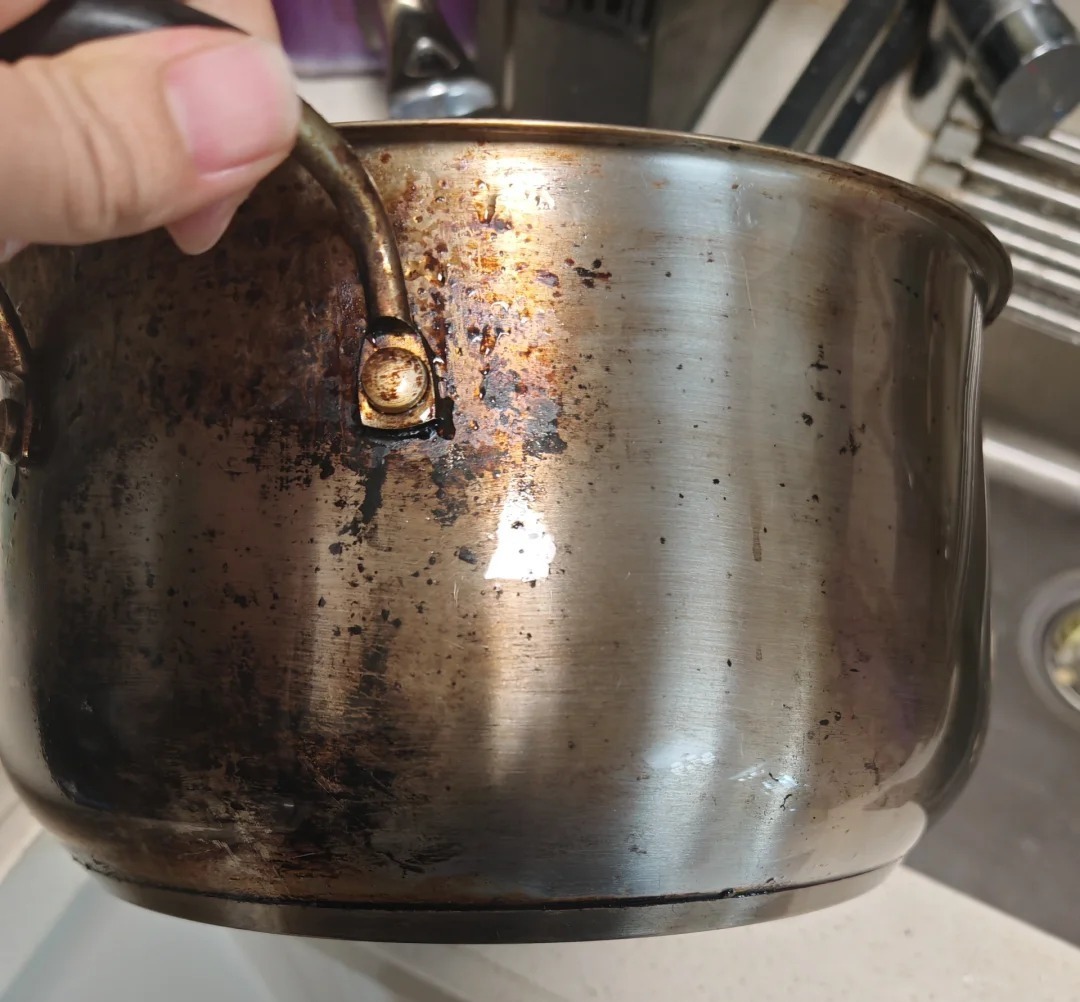 Thánh thần ơi, chiếc nồi 20 năm tuổi của mẹ tôi đến giờ vẫn sáng bóng nhờ bí quyết này- Ảnh 1.