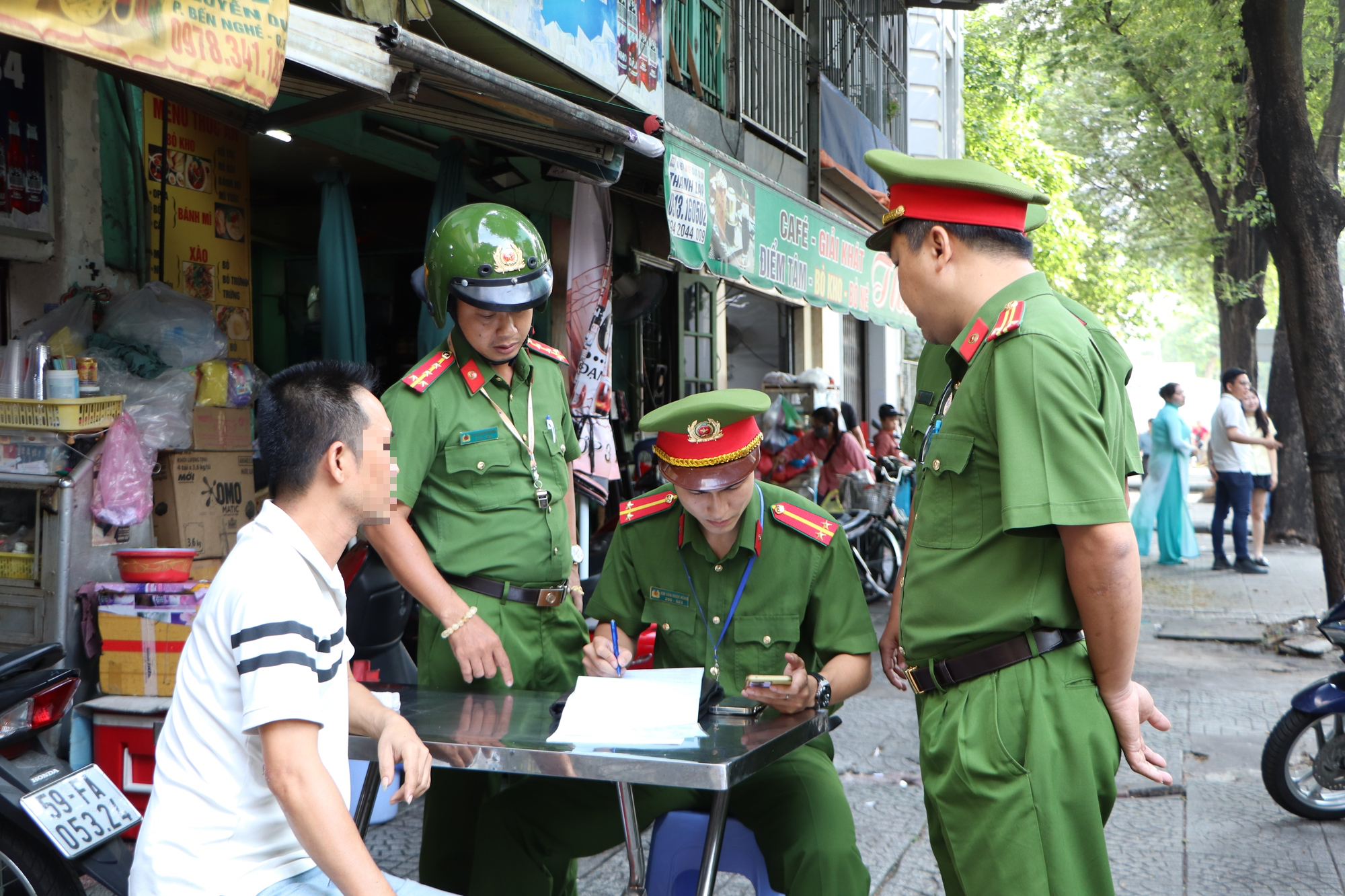 Thành ủy TPHCM yêu cầu chấn chỉnh bãi xe trái phép, nạn 