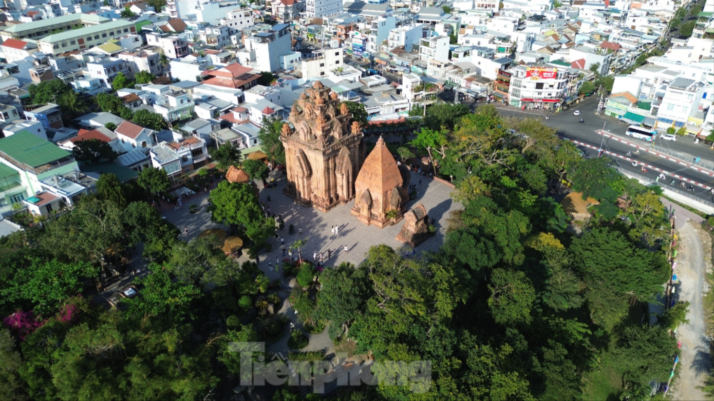Tháp Bà Ponagar - dấu ấn nghìn năm văn hóa Chăm giữa lòng Nha Trang- Ảnh 1.