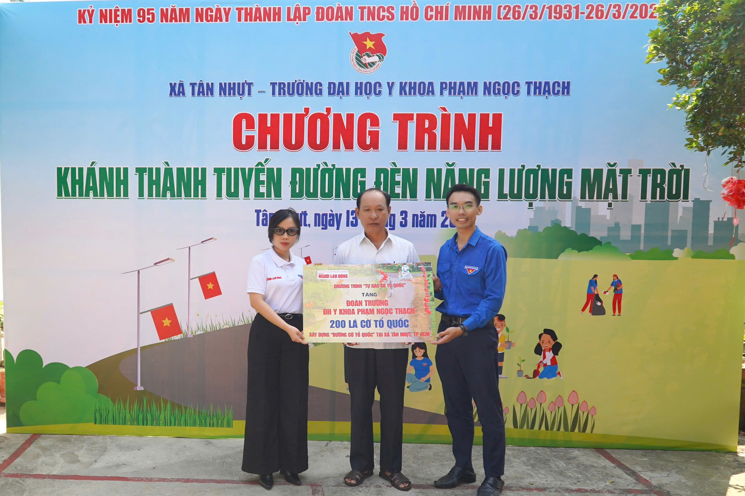 Thắp sáng con đường vào nhà Mẹ Việt Nam anh hùng ở xã Tân Nhựt - Ảnh 1.