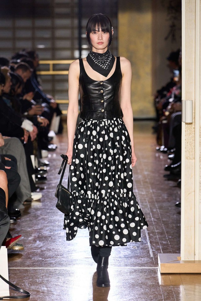 Thắt lưng, kính mát, khăn lụa - phối chuẩn để hóa fashionista mùa hè - Ảnh 1.