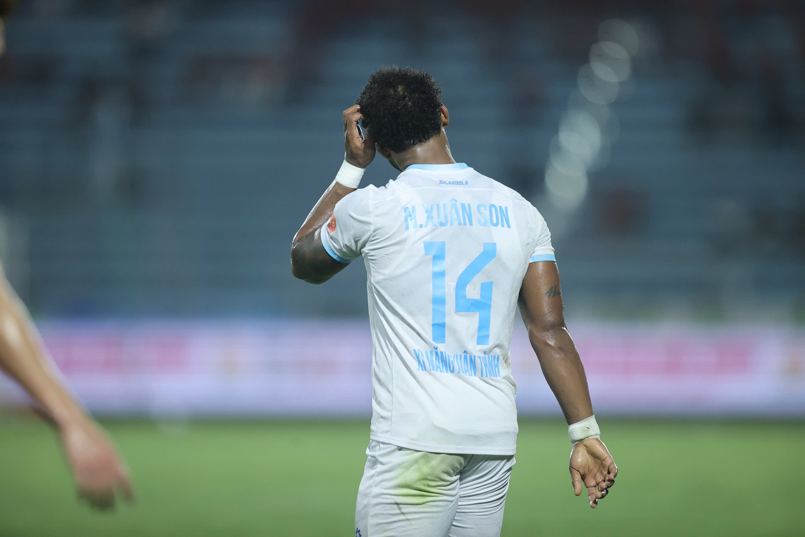 ‘Bỗng dưng’ ghi bàn trở lại, Xuân Son dí dỏm ‘nhờ cắt tóc đổi vận’: Thầy Kim không mong gì hơn!- Ảnh 1. ‘Bỗng dưng’ ghi bàn trở lại, Xuân Son dí dỏm ‘nhờ cắt tóc đổi vận’: Thầy Kim không mong gì hơn!- Ảnh 1.