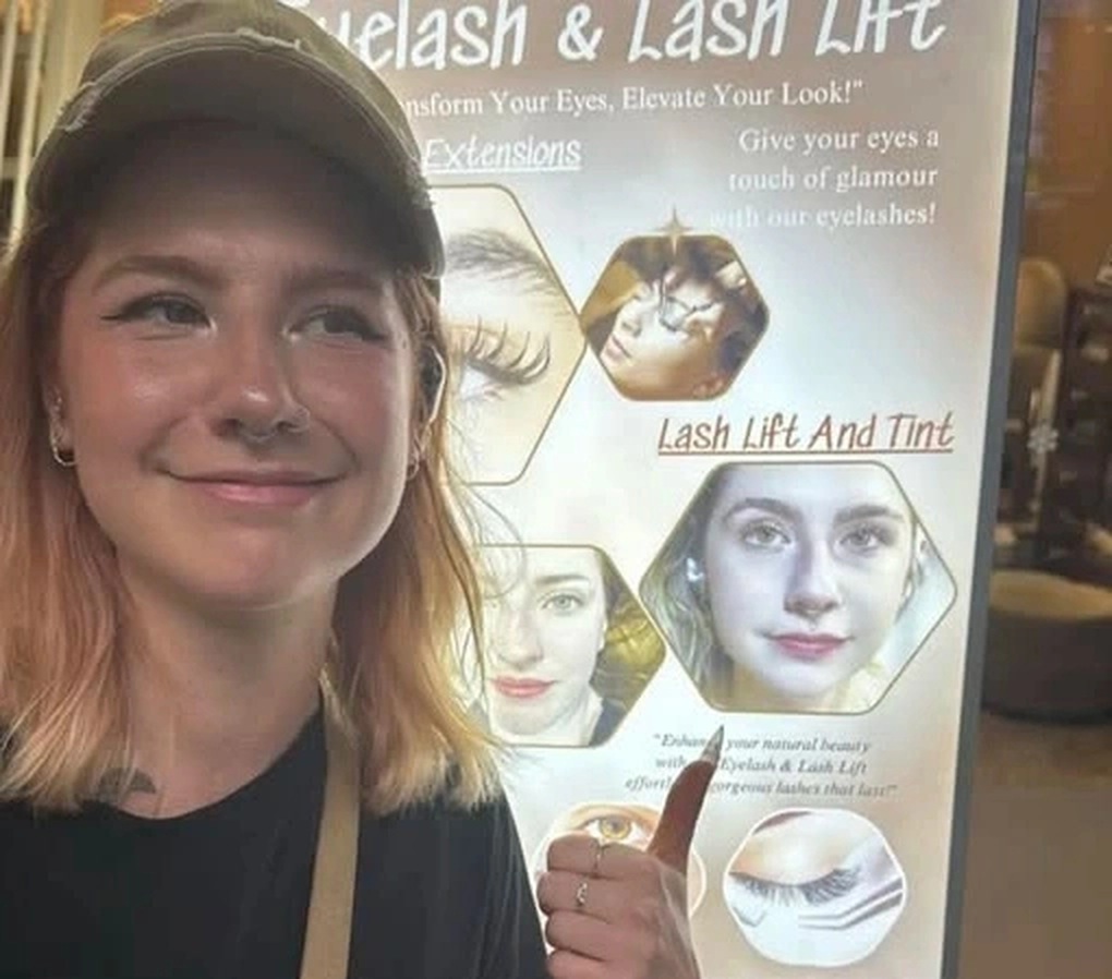 Thấy ảnh mình in trên biển quảng cáo ở Hà Nội, khách Tây phản ứng bất ngờ - 1