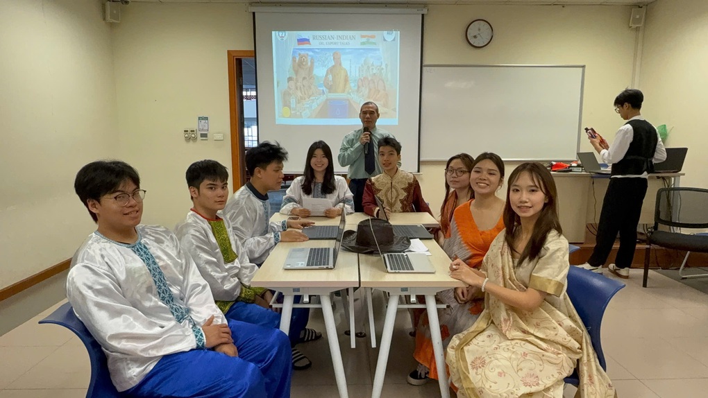 Thầy giáo “nhún nhảy” giữa lớp học gây sốt, sinh viên tiết lộ điều đặc biệt - 2