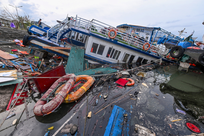 Tàu du lịch bị bão Yagi đánh chìm tại Cảng quốc tế Tuần Châu, ngày 8/9/2024. Ảnh: Giang Huy