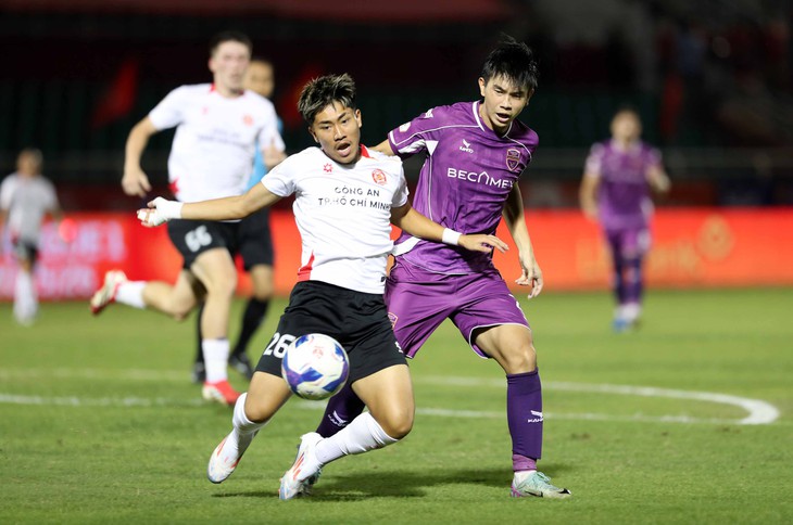 Thầy trò HLV Lê Huỳnh Đức gục ngã trên sân Thống Nhất - Ảnh 1.