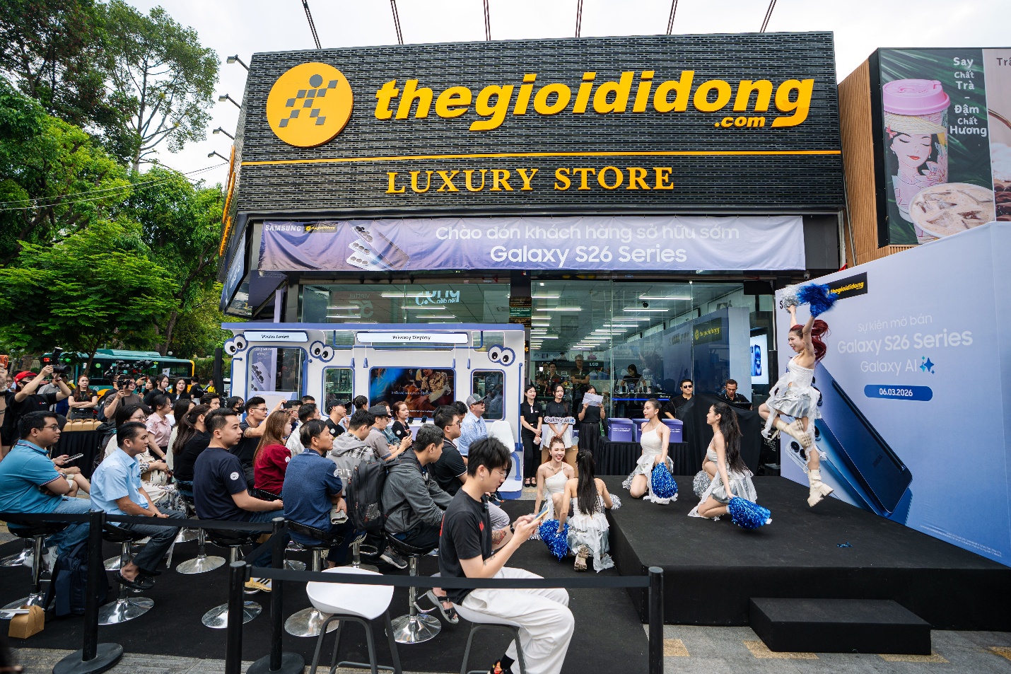 Thế Giới Di Động chính thức trao tay chiếc Flagship Galaxy S26 series cho những khách hàng đầu tiên sở hữu- Ảnh 1.