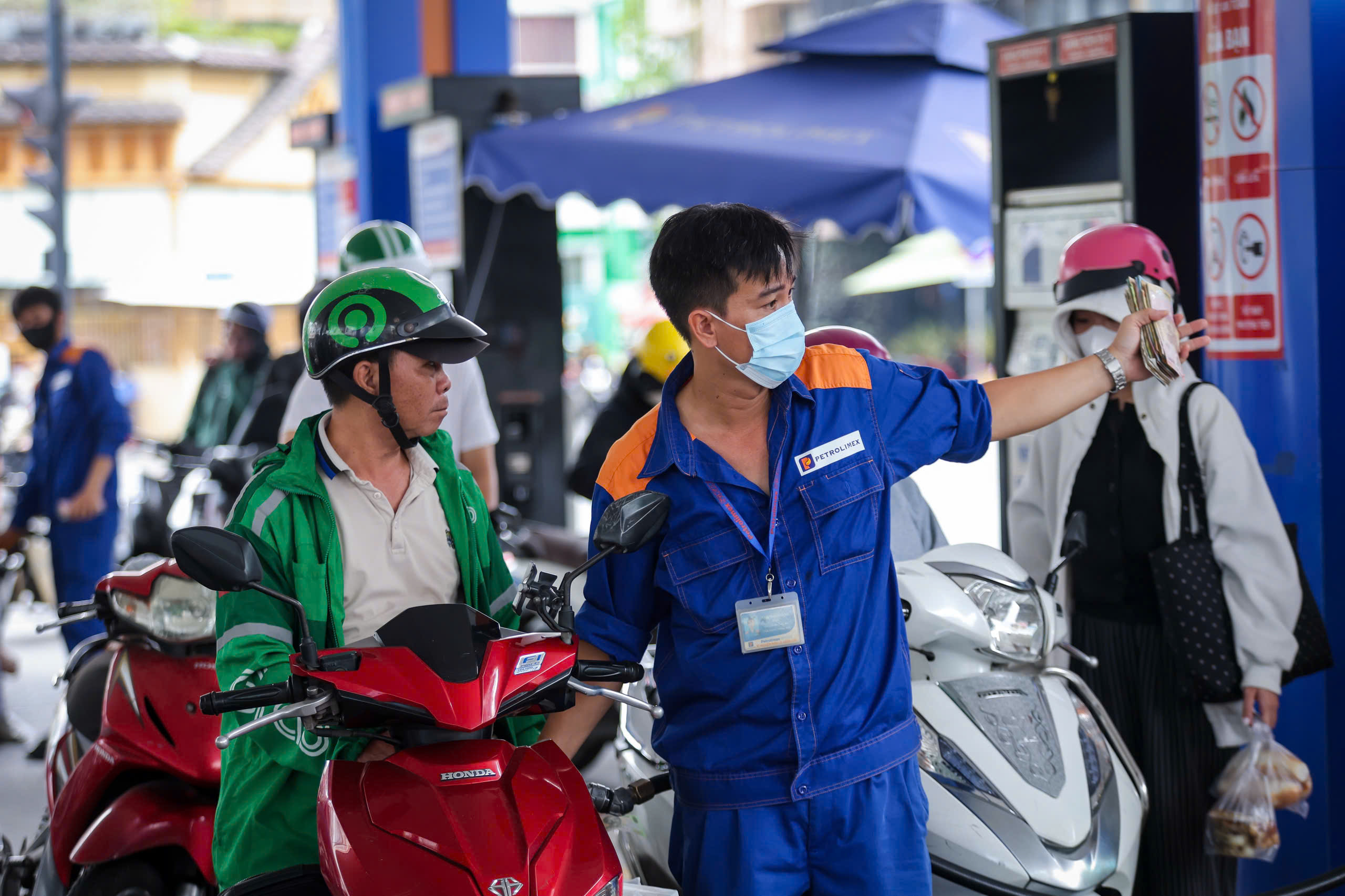 Thế giới tăng, trong nước đứng yên nhờ xả Quỹ bình ổn 1 Giá xăng dầu hôm nay 14.3.2026: Neo mốc 100 USD/thùng, xăng trong nước đi ngang - Ảnh 1.