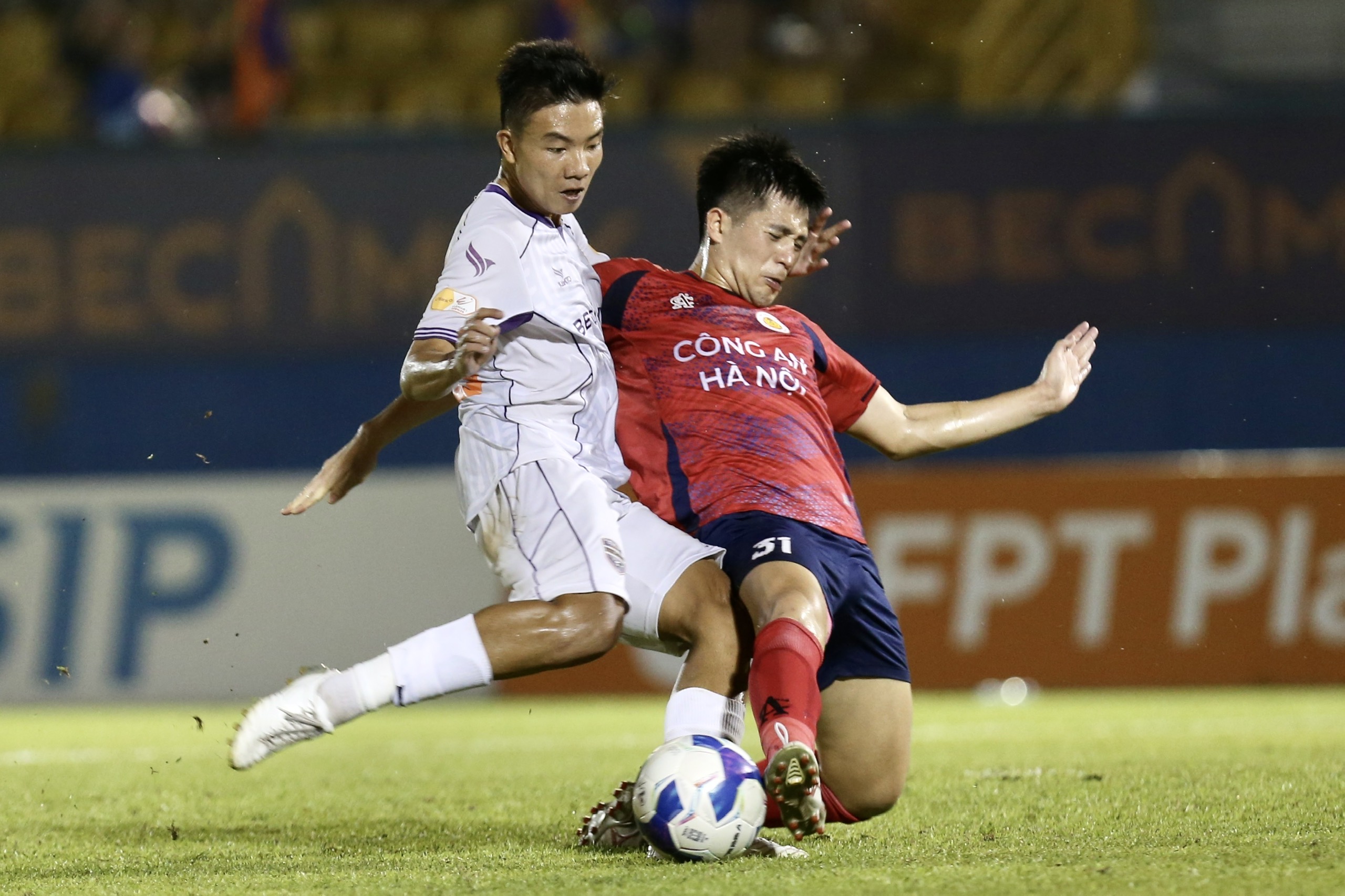 Hàng thủ cao nhất lịch sử đội tuyển Việt Nam: Thể hình gần 1,90 m, đẹp như 'Tây'!- Ảnh 2.