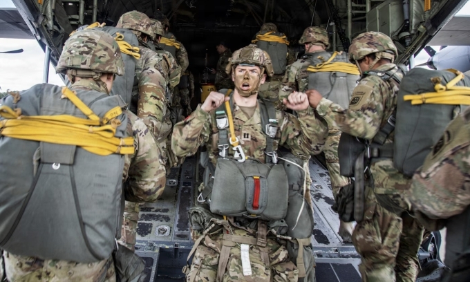Binh sĩ thuộc Sư đoàn Không vận 82 chuẩn bị diễn tập nhảy dù tại Fort Bragg, Bắc Carolina, năm 2022. Ảnh: Lục quân Mỹ