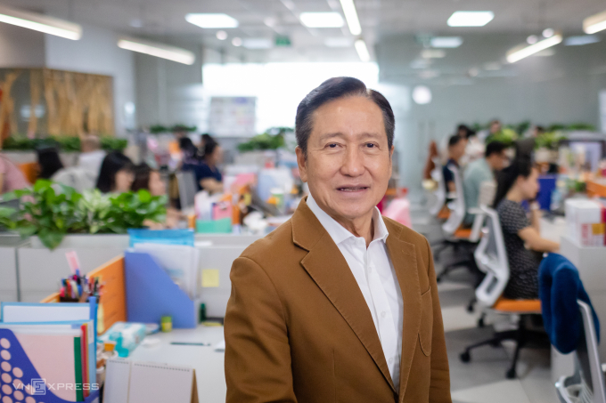Ông Cô Gia Thọ, Chủ tịch Hội đồng quản trị Tập đoàn Thiên Long trả lời phỏng vấn VnExpress tại văn phòng, tháng 3/2025. Ảnh: Thành Nguyễn