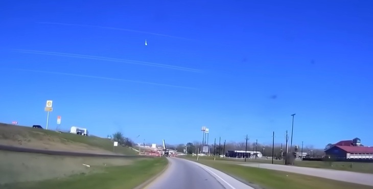 Thiên thạch lại phát nổ trên bầu trời Mỹ, mảnh vỡ xuyên thủng mái nhà 1 thiên thạch - Ảnh 1.