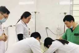 Cứu sống bé trai 27 tháng tuổi hóc hạt nhãn