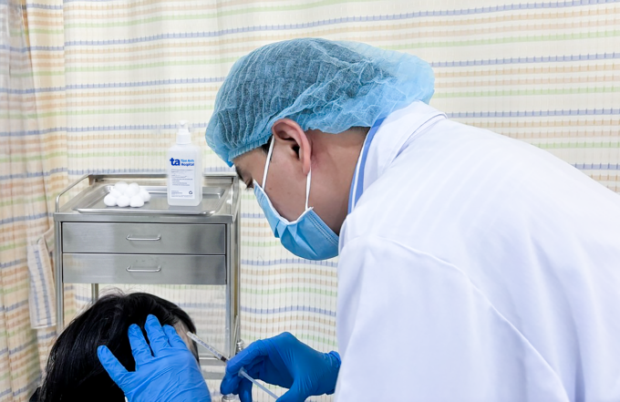 Bác sĩ tiêm hoạt chất triamcinolone trực tiếp vào vùng trống tóc của Thu. Ảnh: Bệnh viện Đa khoa Tâm Anh