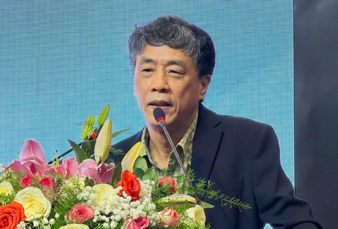 Nhà thơ Nguyễn Bình Phương tại tọa đàm sáng 3/3 tại Quảng Ninh. Ảnh: Hà Thu