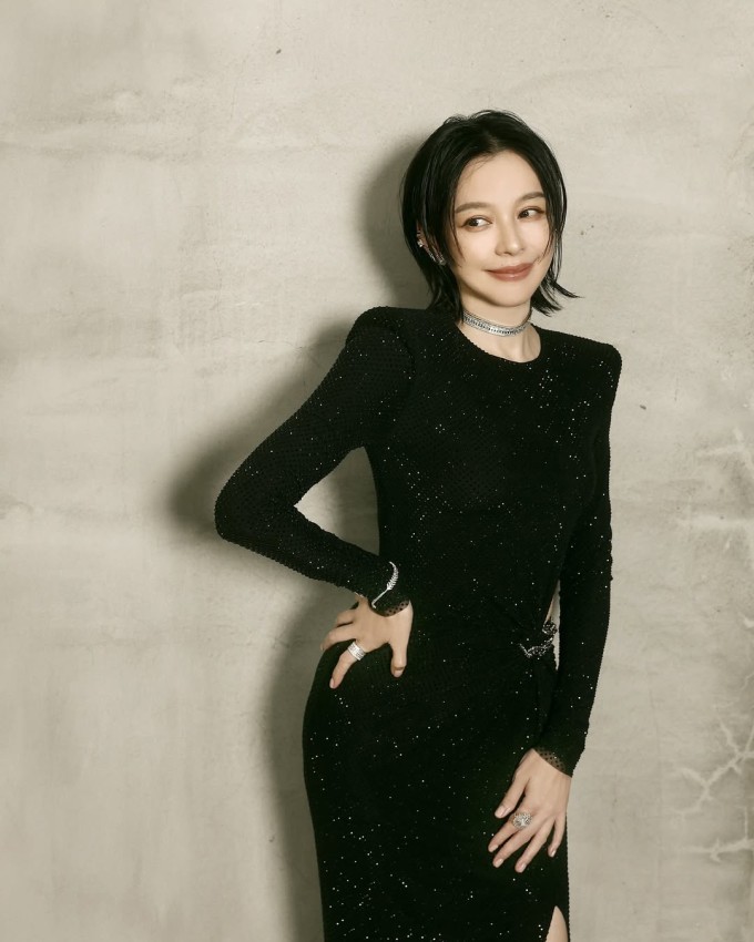 Từ Nhược Tuyên duy trì vóc dáng mảnh mai, diện mạo trẻ trung ở tuổi 51. Ảnh: Instagram vivianhsu.ironv