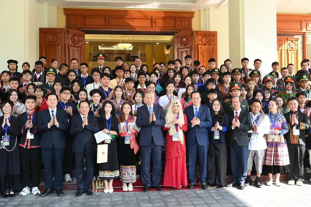 Tổng Bí thư Tô Lâm gặp mặt đại biểu học sinh, sinh viên, thanh niên dân tộc thiểu số xuất sắc, tiêu biểu, đại diện cho tuổi trẻ các dân tộc thiểu số trên khắp mọi miền Tổ quốc, tháng 12-2025. Ảnh: NHÂN DÂN thong-diep-cua-tong-bi-thu-to-lam-gui-den-thanh-nien-viet-nam-3.jpg