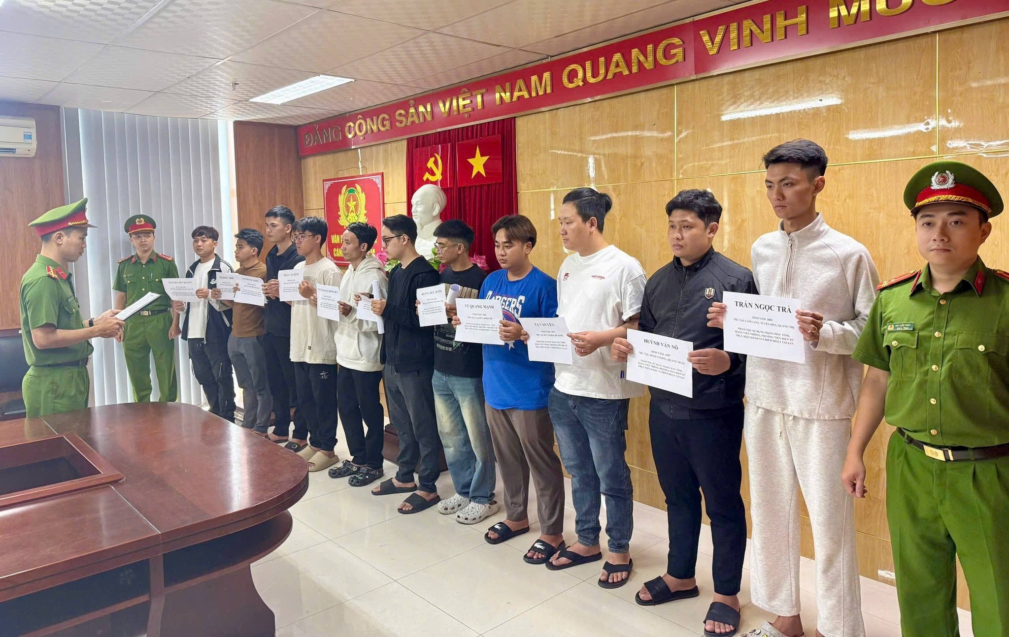 Đường dây tội phạm công nghệ cao rút ruột thẻ tín dụng quốc tế tại Đà Nẵng - Ảnh 1.