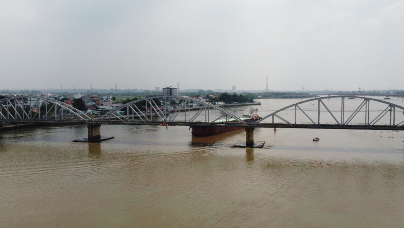 Thông tin mới vụ sà lan đâm cầu Ghềnh, đường sắt qua Đồng Nai tê liệt- Ảnh 1.