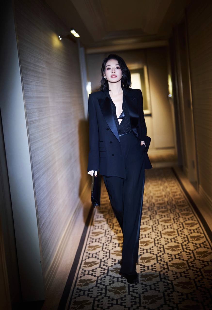 Thư Kỳ không ngại nhường vị trí center event cho Angelina Jolie- Ảnh 2.