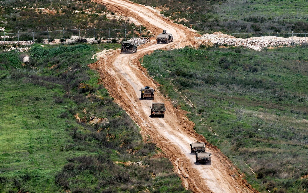 Lực lượng Phòng vệ Israel hoạt động tại miền nam Lebanon ngày 27-3. Ảnh: Jalaa MAREY/AFP chien-su-trung-dong-thu-do-tehran-bi-oanh-kich-du-doi-iran-noi-dang-cho-binh-si-my-israel-ra-tuyen-bo-ran-sau-khi-houthi-tham-chien.png