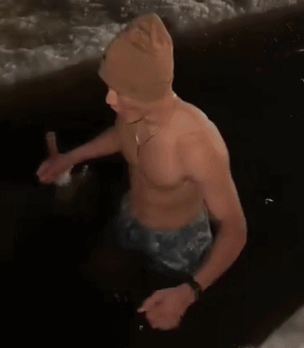 Thủ môn Bùi Tiến Dũng tắm sông băng ở châu Âu giữa thời tiết lạnh -6 độ C - 2