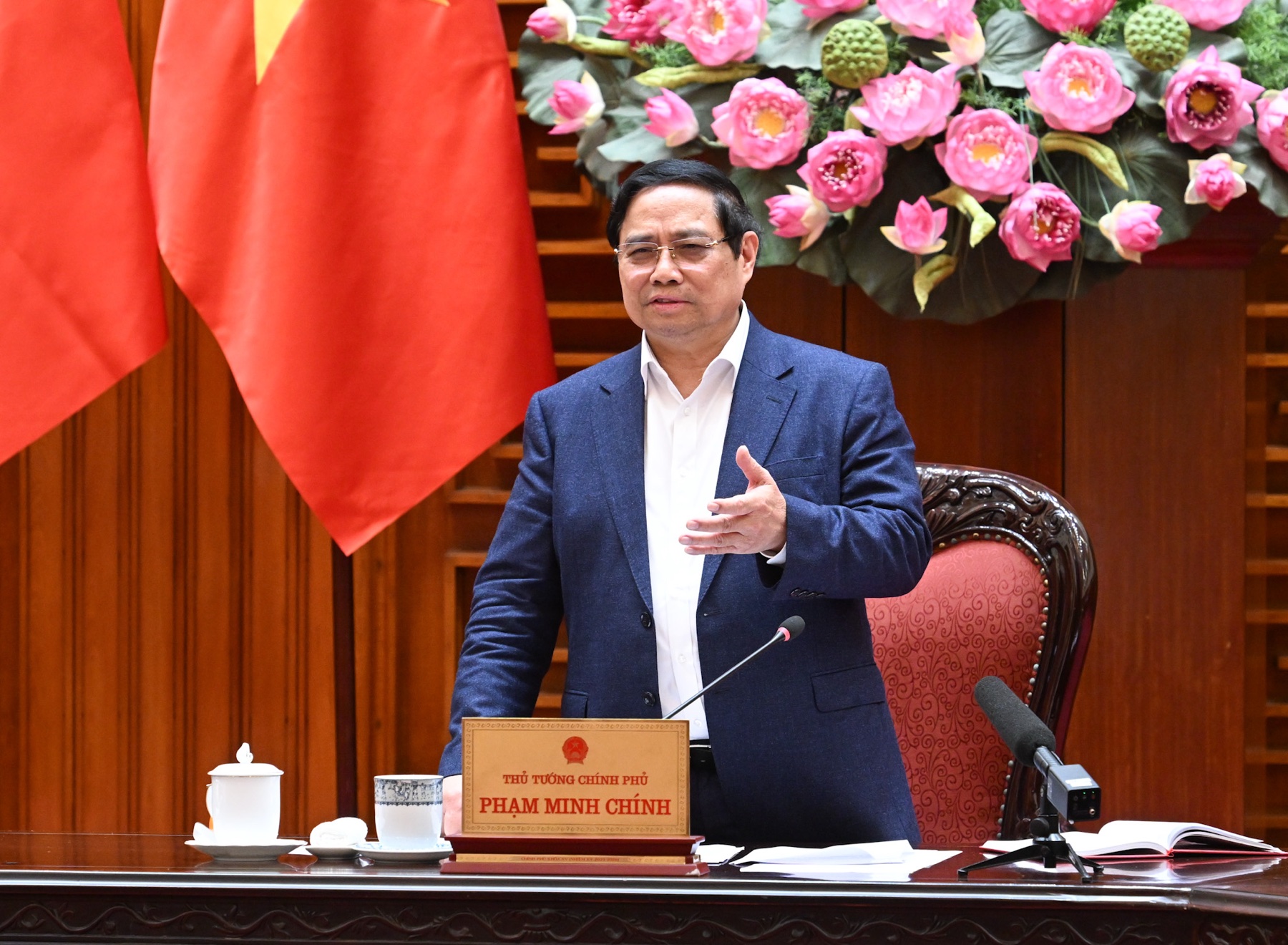 Thủ tướng: Đồng ý dùng quỹ bình ổn giá xăng dầu, đề xuất giảm thuế bảo vệ môi trường về 0 - Ảnh 1.