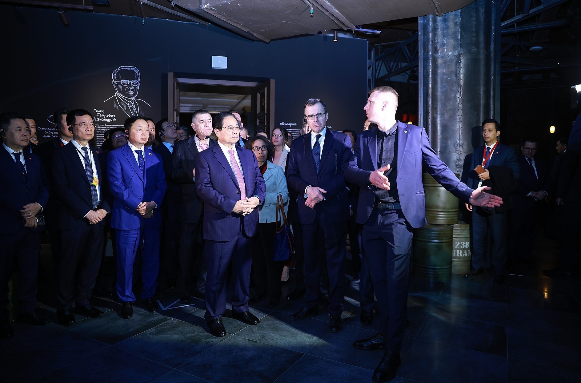 Thủ tướng Phạm Minh Chính tìm hiểu năng lượng hạt nhân và tàu điện ngầm của Nga- Ảnh 1.